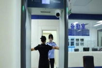 民警下班途中抓获偷购物袋贼 网友：踏破铁鞋无觅处，得来全不费工夫