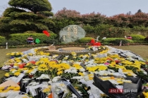 网友委托外卖小哥到袁隆平墓地献花 鲜花寄托哀思与敬意