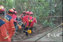 游客登山捡到手机抬头发现有人坠崖 悬崖树杈救下被困者