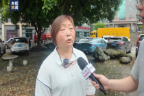 救灾女干部现场展示不到100元的耳环 一心只为村民安危