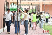 广东高校发甘蔗 学生排队削皮 助农惠农爱心行动