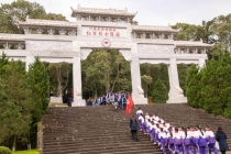 四川通江500名青少年清明前夕祭英烈 红色薪火代代传