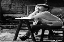 无手无脚女老师穿坏百双布鞋求学 感恩与传承之路