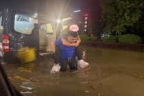 保险理赔人员蹚水救助被困车主 风雨中的“太保蓝”