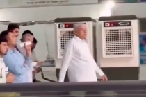 印度男子出行 随从推移动空调挥布扇为其降温