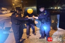 特警跳河救起两名落水群众 争分夺秒显担当