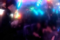男子醉酒锁脖民警被拘 暴力抗法受罚