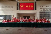 杭二中考点第一个出来考生评语文卷 考场内外温情满满