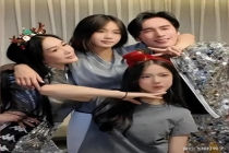 张伦硕和小女儿考拉现身上海时装周 红毯秀引发关注