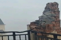南宁一小区楼顶露台柱子被雷劈碎 雷电威力惊人