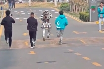 机器人没安头就跑了工程师追不上