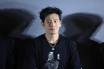黄晓明现身产科医院？工作室回应 实为颈椎治疗