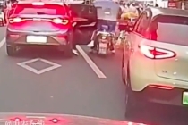 家长违停孩子开门杀撞人后逃逸 交警回应