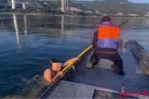 市民长江遇险 民警两分钟完成救援 生死时速