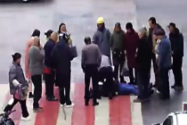 60岁医生路边等红绿灯时救人一命：感觉很欣慰