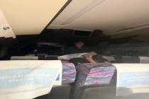 列车受电弓遭异物击打 火车站致歉 乘客被困隧道两小时
