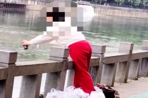 女子往河里倒大量奶茶还念念有词 水务局回应