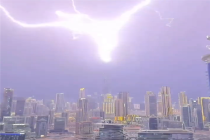 世界第一高楼被闪电击中 哈利法塔防雷系统显神威