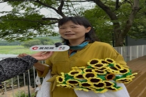 妈妈请假半年陪考：回去工作才是解压，儿子考完后想立即回去上班