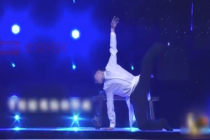 用爱浇灌的孩子没腿也能跳舞！震后护士把受伤男孩当儿子养了18年