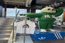 阿迪达斯“进城办事”T恤爆火 现象级玩梗服饰
