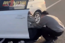 高速上司机心脏骤停 危急时刻路人出手与死神赛跑