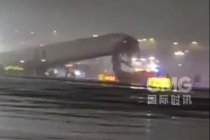 纽约一飞机撞上消防车 2位机长身亡 机场紧急停飞指令下达