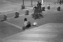 男子制止父亲当街踹女儿被诉 二审发回重审