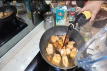 陈赫张子萱带女儿做客王祖蓝家 黄酒红烧肉引热议