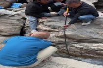 虎跳峡男子坠江 救援细节披露 遗体卡石缝无奈放弃