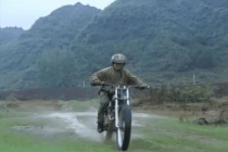 张雪爆火 媒体是“马后炮”吗 长期见证者的角色