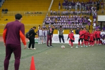 中国U23男足进校园 互动指导小球员