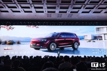 问界M8新增瑞红和湛蓝车色 智行升级亮点多