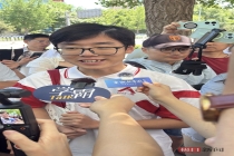 男生提前交卷称目标是清华 首名考生淡定离场