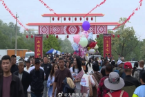 东北一村子三天来了6万人