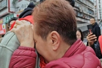 被拐男子爱吃折耳根 坚信是云贵川人 母子终团聚泪满眶