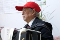 82岁教师乘首班公交翻山送教4年 播种音乐梦想