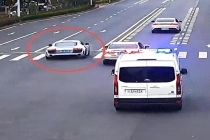 奥迪跑车当警车面逆行炸街 驾驶员接受处罚并承诺守法