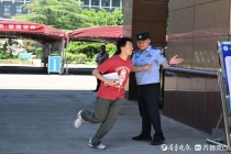 考生出考场自信十足 首科考试顺利结束