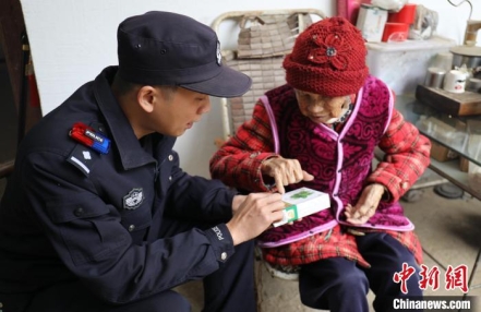 
                    铁路线路民警服务独居老人 成沿线民众“贴心人”
               