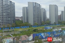 高端楼盘靠铁皮围挡“遮羞”？开发商:闲置区域建成后将完成墙体合围