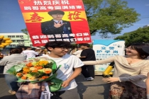 博士生姐姐为高考弟弟送收官惊喜 亲情支持感动全场