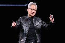 巴菲特与黄仁勋开始相向而行了吗 AI基建热潮背后的资本布局