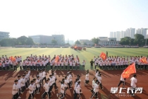 校长9个字赠言助考生“巧克难题” 甜蜜礼物激励前行