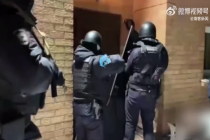俄犯罪团伙以建别墅为名诈骗超2亿卢布：执法人员破门而入 将嫌犯按地制服
