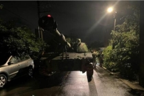 台军一辆自行火炮车夜间连撞5车 失控事故引发关注
