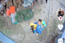 父亲回应孩子对着监控要玩具 心酸又愧疚