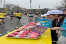 汉马再现粉色樱花状“擦擦” 助力跑者降温前行