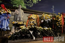 吴石将军故居前摆满鲜花 市民游客缅怀先烈