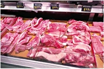 源头猪价一路跌,餐桌肉价却“淡定”